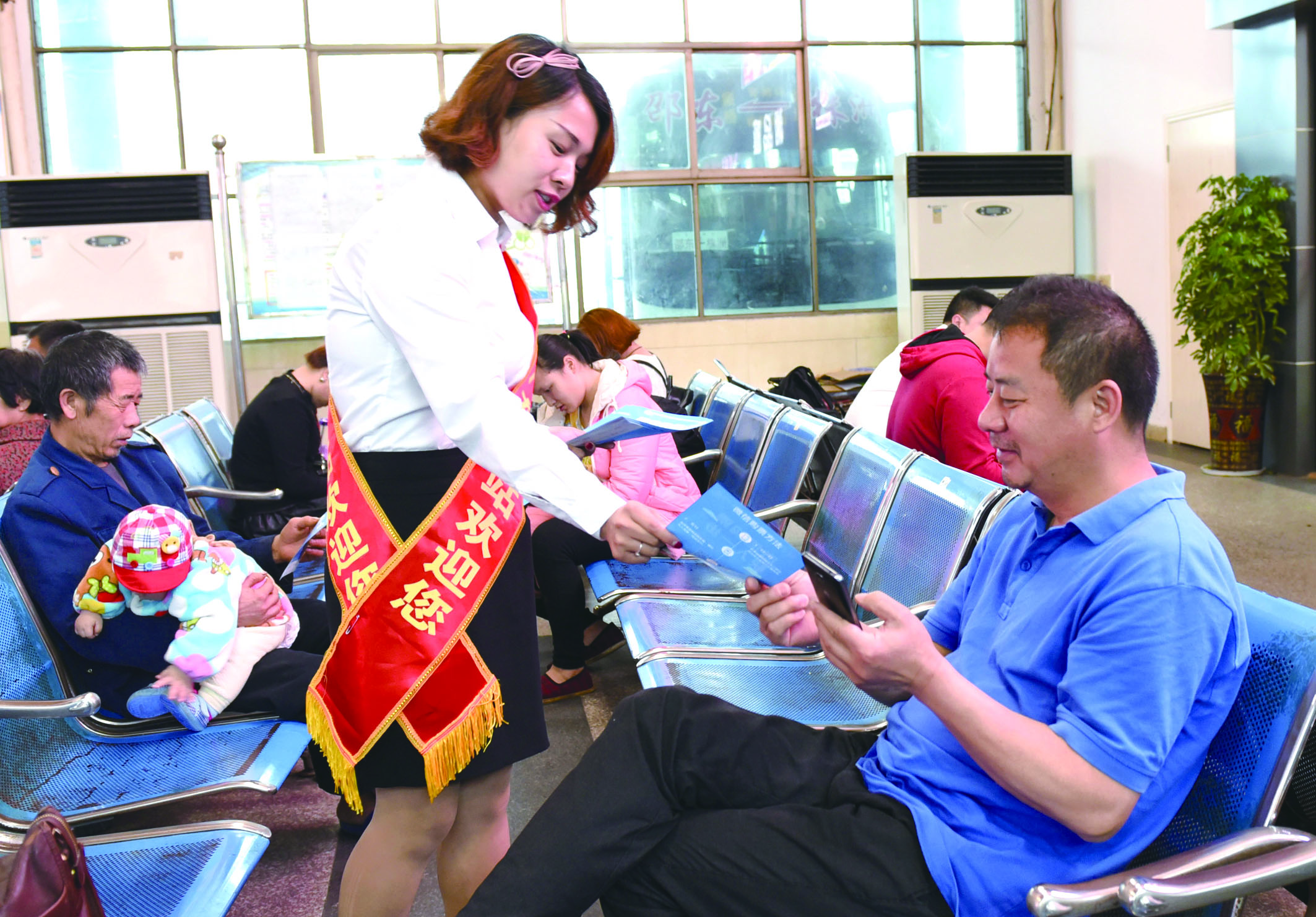 4月21日，邵東汽車西站工作人員在向旅客推介互聯(lián)網(wǎng)+站+車+客平臺(tái)的推廣應(yīng)用與購(gòu)票實(shí)名制宣傳。