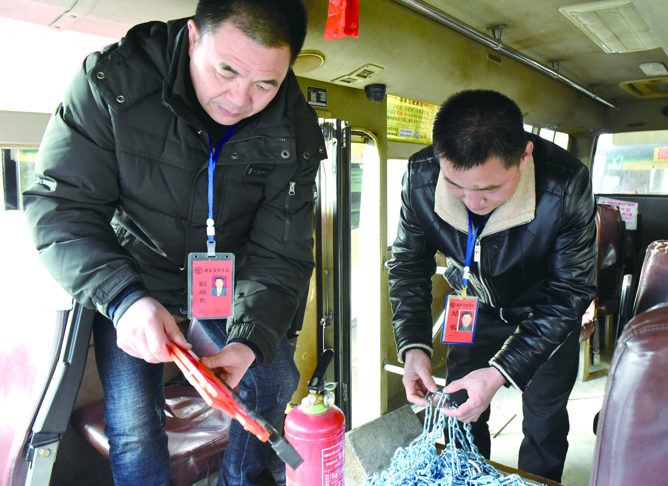 2月8日，市寶慶汽車站工作人員正在營(yíng)運(yùn)車上檢查應(yīng)急設(shè)施及器材是否齊全有效