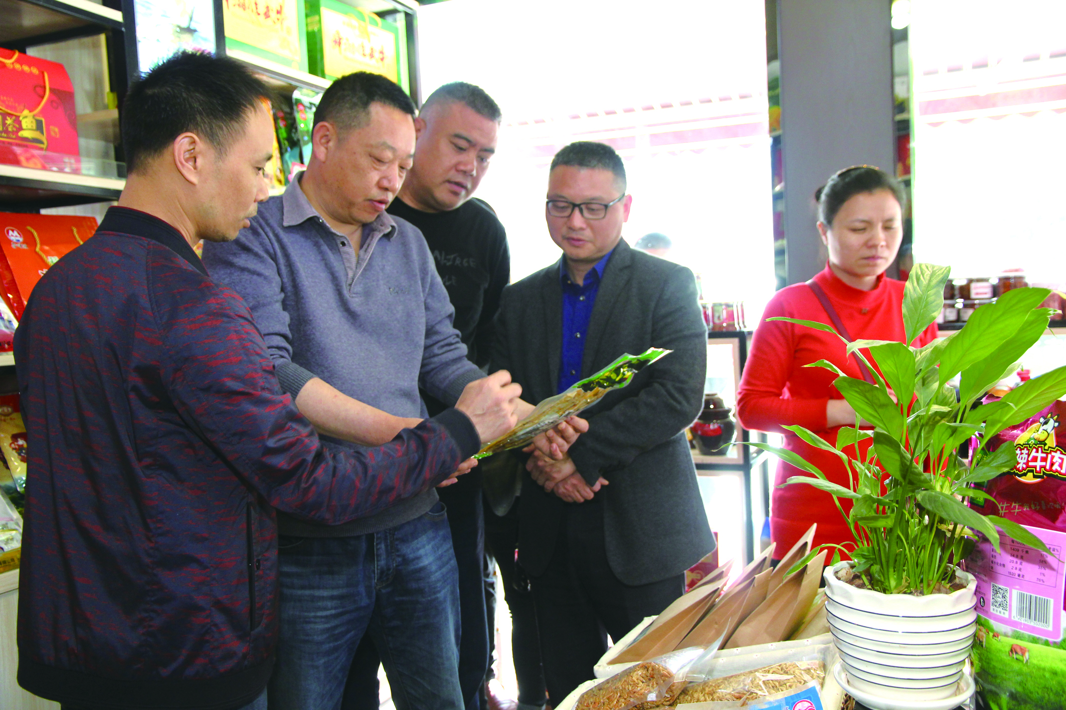 集團公司董事、副總經(jīng)理何偉紅帶領骨干學員在郴汽集團考察“郴味特產(chǎn)”