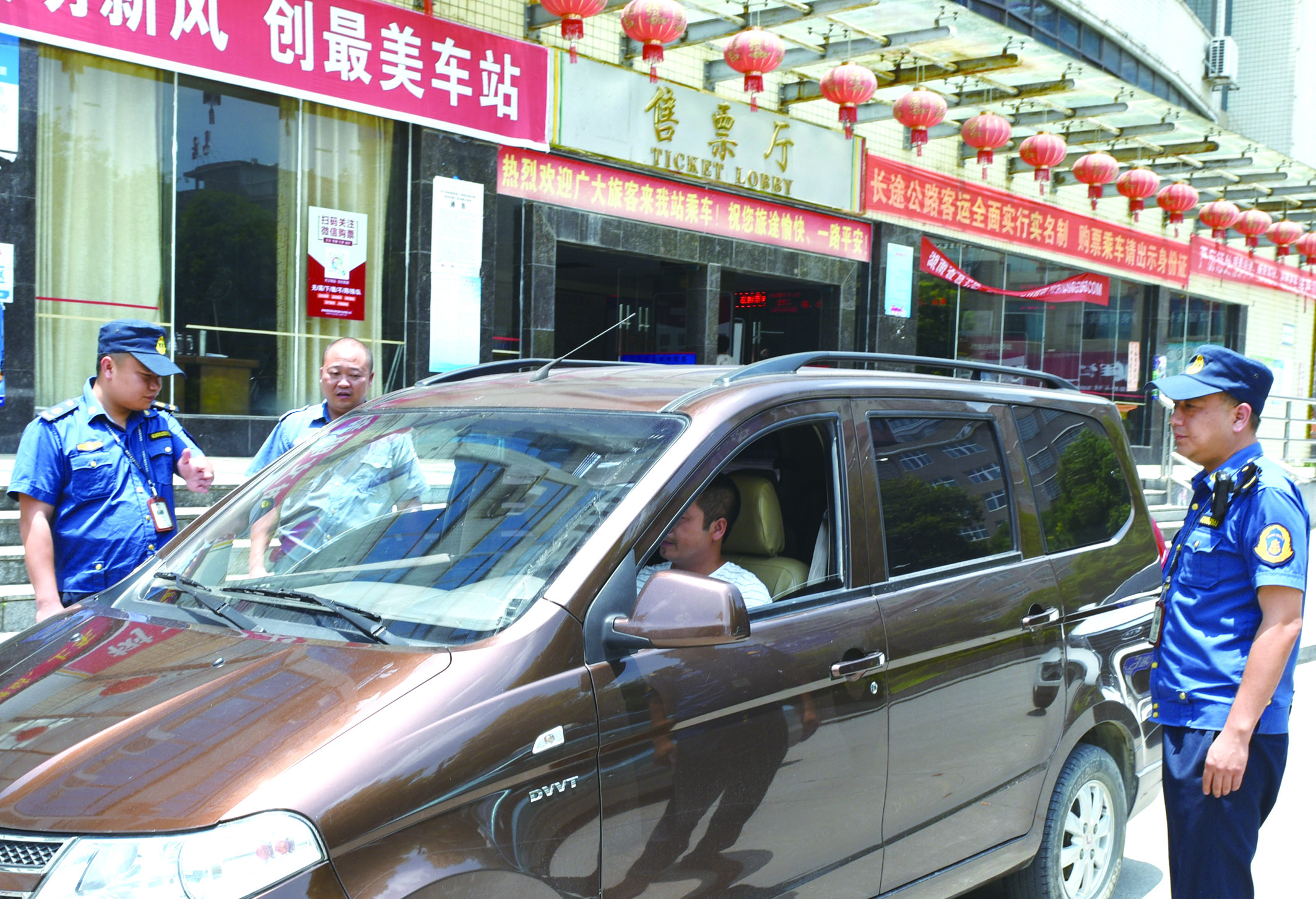 7月10日，洞口縣黃橋鎮(zhèn)副鎮(zhèn)長謝揚標(biāo)（右）在黃橋汽車站檢查營運客車安全檢查情況。近段時間以來，黃橋汽車站全面排查交通安全等方面存在的安全隱患，并及時予以整改到位，做到防患于未然，確保安全生產(chǎn)工作萬無一失。據(jù)了解，今年上半年已消除交通安全隱患10余起。  李祖冠    攝影報道 