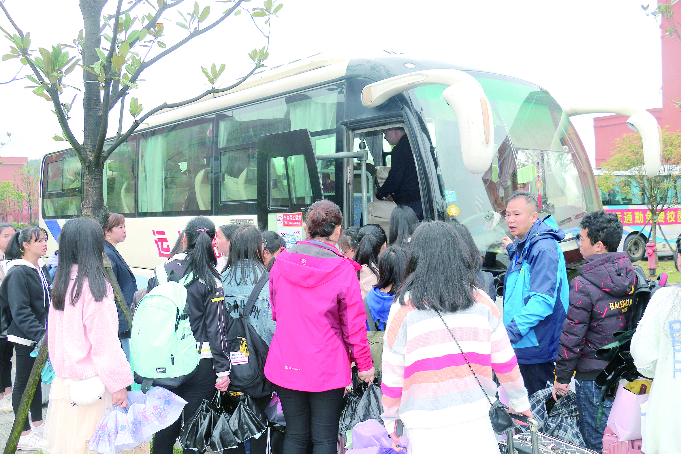 4月2日16時許，集團公司董事、邵陽客運分公司經(jīng)理王超正在組織學(xué)生上車。